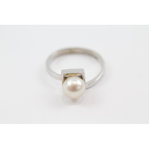 134 - 14ct white gold modernist pearl ring (3.4g) Size  O 1/2