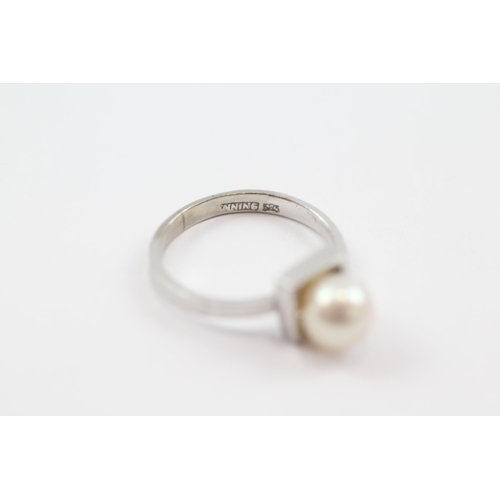 134 - 14ct white gold modernist pearl ring (3.4g) Size  O 1/2