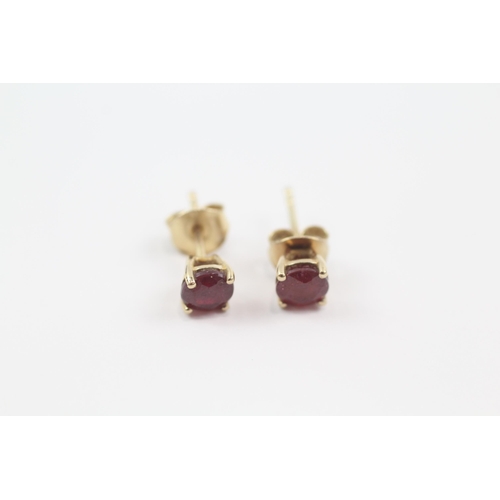 146 - 9ct gold synthetic ruby stud earrings (1g)