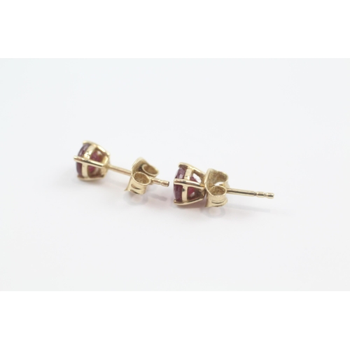 146 - 9ct gold synthetic ruby stud earrings (1g)