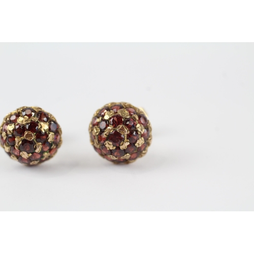 151 - 9ct gold antique garnet cluster dome stud earrings (2.9g)