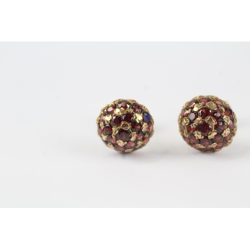 151 - 9ct gold antique garnet cluster dome stud earrings (2.9g)