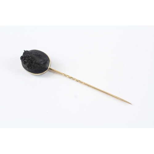 155 - 8ct gold carved cameo black onyx tie pin (3.5g)