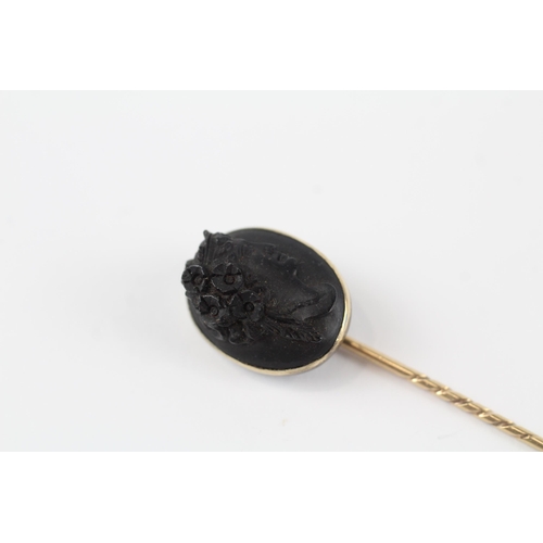 155 - 8ct gold carved cameo black onyx tie pin (3.5g)