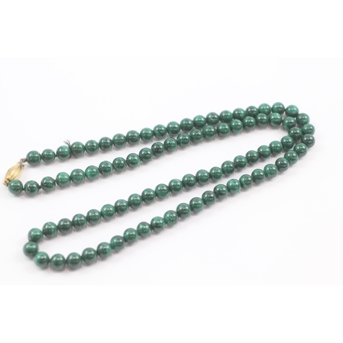 162 - 18ct gold clasp malachite bead necklace (91g)