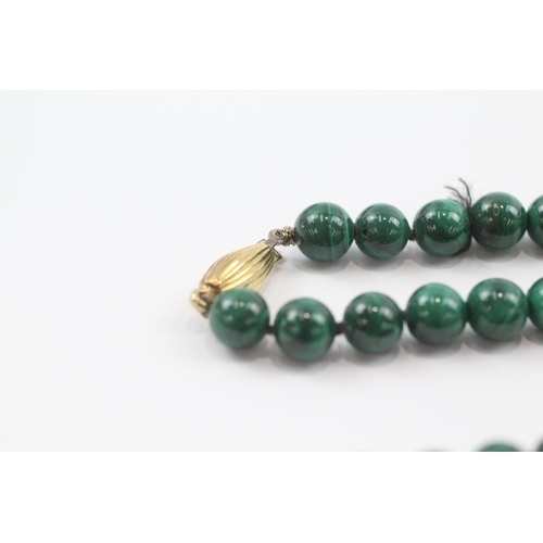 162 - 18ct gold clasp malachite bead necklace (91g)