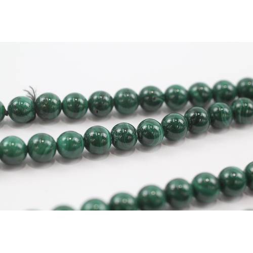 162 - 18ct gold clasp malachite bead necklace (91g)