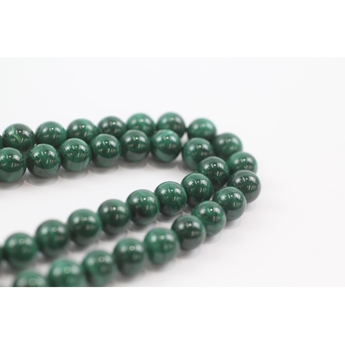 162 - 18ct gold clasp malachite bead necklace (91g)