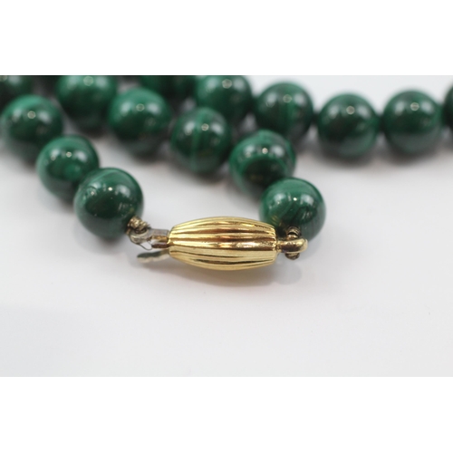 162 - 18ct gold clasp malachite bead necklace (91g)