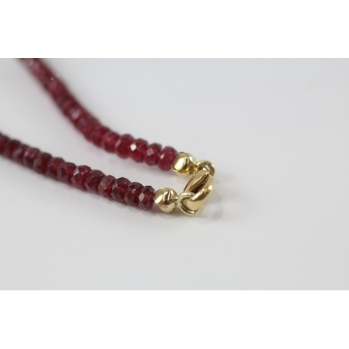 163 - 9ct gold clasp garnet bead necklace (18g)