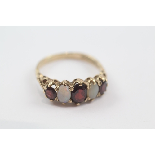 169 - 9ct gold vintage garnet & opal five stone ring (3.7g) Size  S