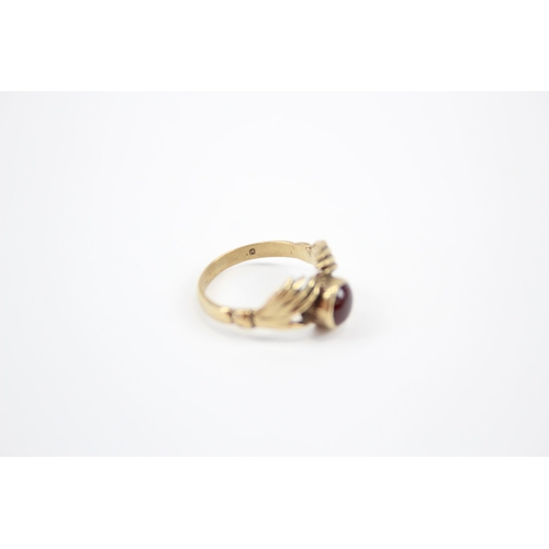 17 - 9ct gold garnet claddagh ring (2g) Size  G 1/2