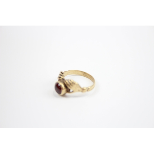 17 - 9ct gold garnet claddagh ring (2g) Size  G 1/2