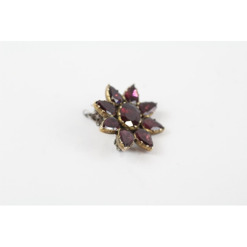 181 - 9ct gold garnet cluster vintage brooch (2.5g)