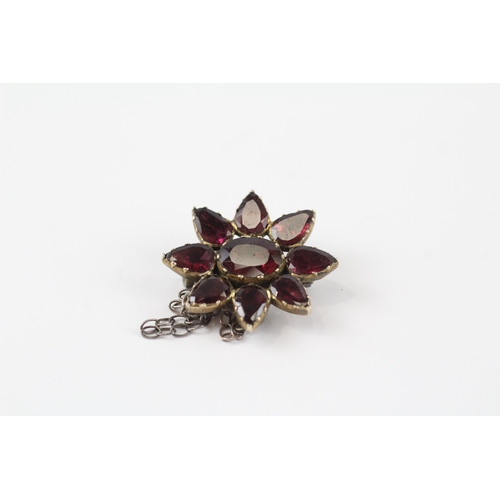 181 - 9ct gold garnet cluster vintage brooch (2.5g)