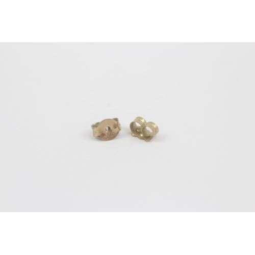 2 - 9ct white gold diamond stud earrings (0.8g)