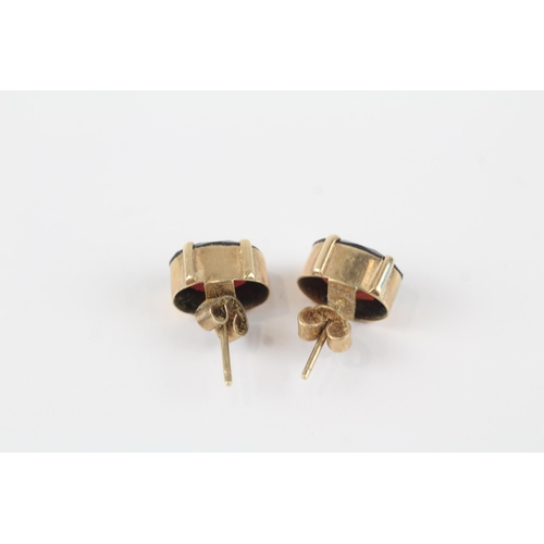 23 - 9 gold garnet stud earrings (2.7g)
