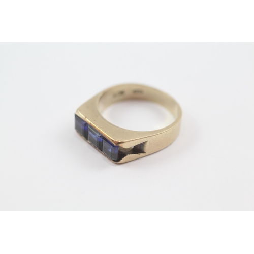 24 - 9ct gold synthetic sapphire three stone ring (4.9g) Size  N