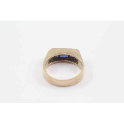 24 - 9ct gold synthetic sapphire three stone ring (4.9g) Size  N