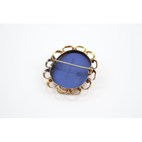 25 - 9ct gold jasperware cameo brooch with openwork frame & base metal pinby WEDGWOOD (6.2g)