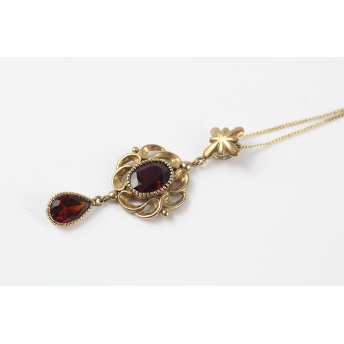 61 - 9ct gold vintage garnet drop pendant necklace (4g)