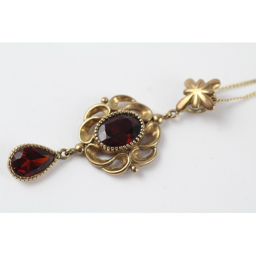 61 - 9ct gold vintage garnet drop pendant necklace (4g)