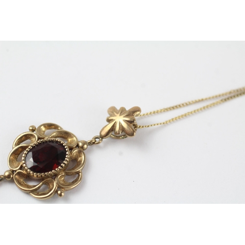 61 - 9ct gold vintage garnet drop pendant necklace (4g)