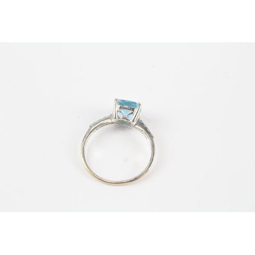 7 - 9ct white gold blue topaz single stone ring with blue topaz set shoulders (2.2g) Size  O