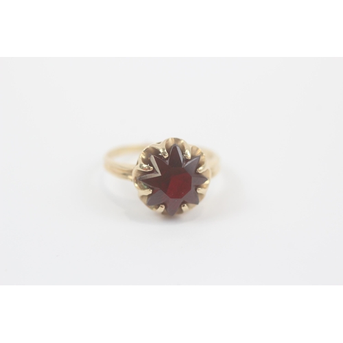 89 - 9ct gold vintage modernist garnet ring (3.1g) Size  L