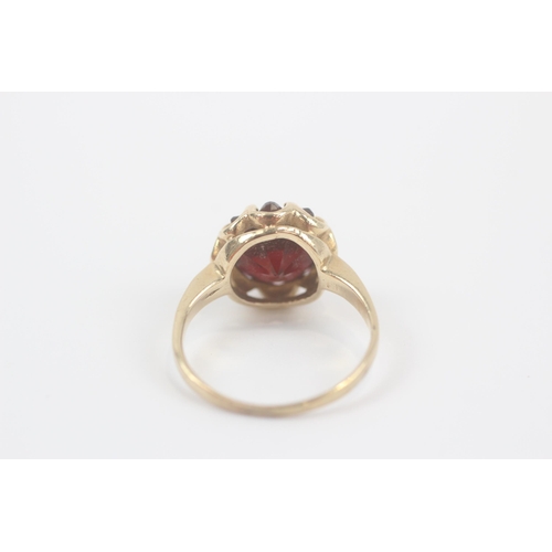 89 - 9ct gold vintage modernist garnet ring (3.1g) Size  L