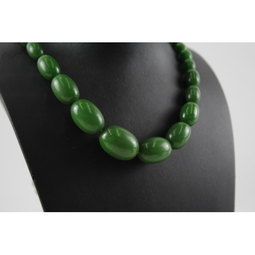 212 - Green Bakelite graduated necklace (61g)