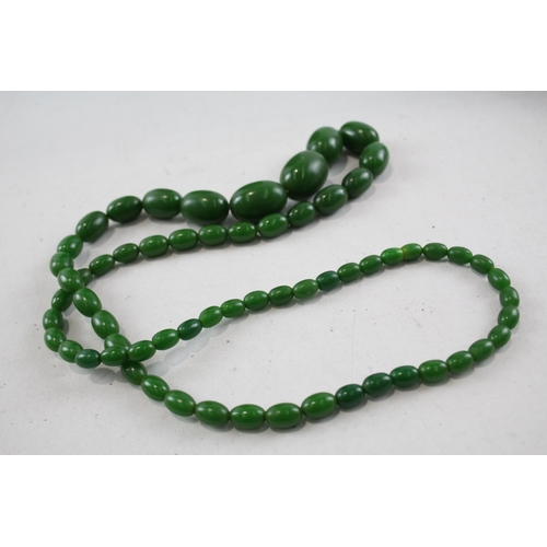 212 - Green Bakelite graduated necklace (61g)