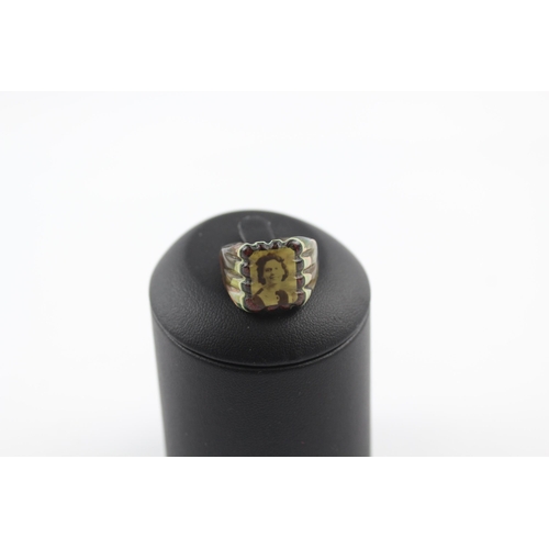 215 - Early plastic mourning ring with photo (1g)