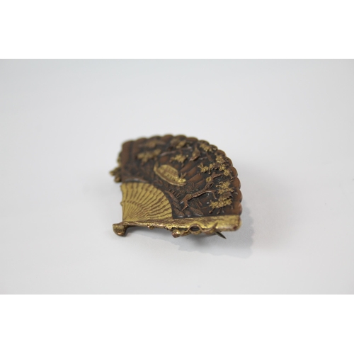 248 - Antique Japanese Damascene fan brooch (12g)