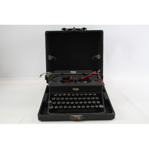 301 - Vintage  ROYAL Typewriter in Original Case