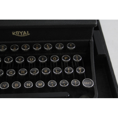 301 - Vintage  ROYAL Typewriter in Original Case