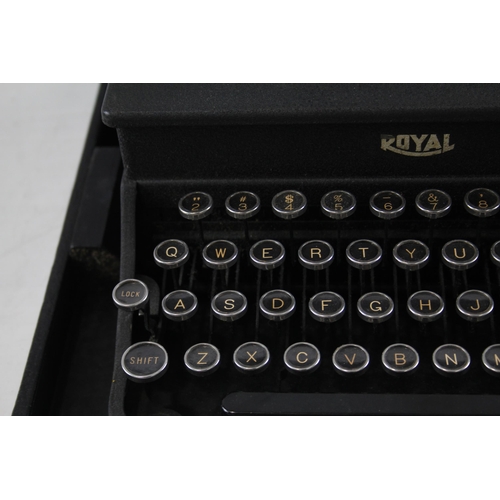 301 - Vintage  ROYAL Typewriter in Original Case