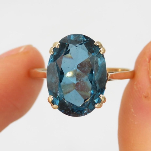 29 - 9ct gold blue synthetic spinel single stone ring (3.9g) Size  P