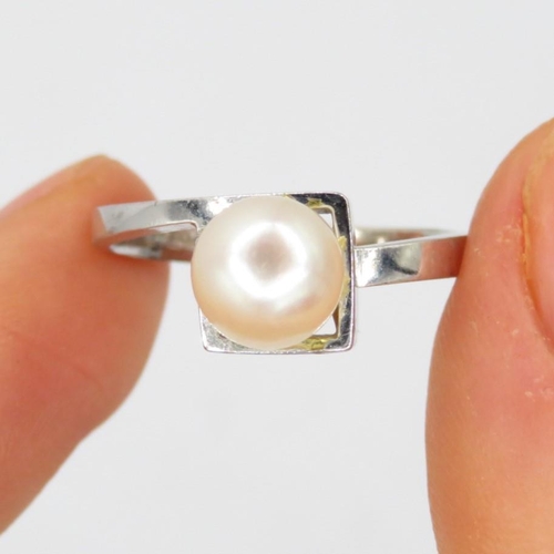 134 - 14ct white gold modernist pearl ring (3.4g) Size  O 1/2