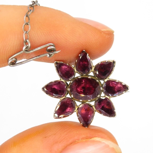 181 - 9ct gold garnet cluster vintage brooch (2.5g)