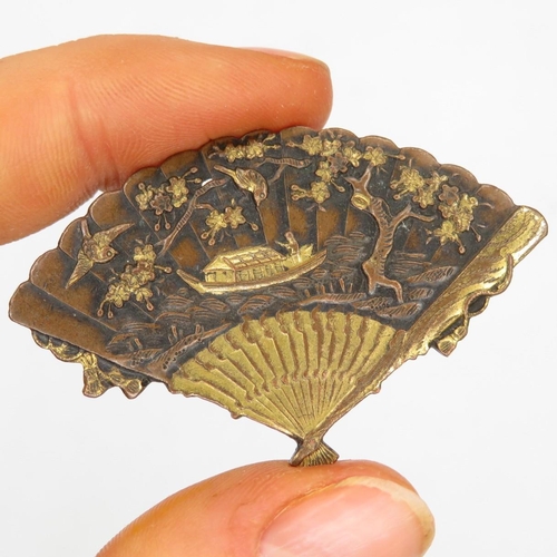 248 - Antique Japanese Damascene fan brooch (12g)