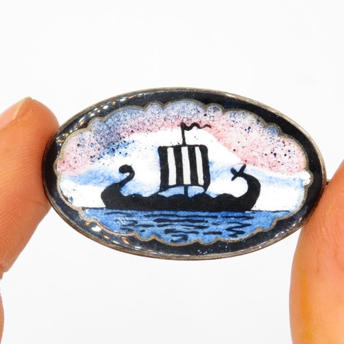 285 - Silver enamel brooch depicting a Viking ship (7g)