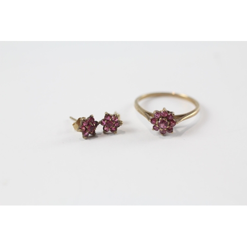 111 - 2x 9ct gold ruby cluster earrings & ring set (2g) Size  M