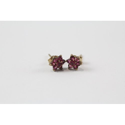 111 - 2x 9ct gold ruby cluster earrings & ring set (2g) Size  M