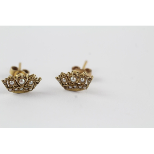 113 - 9ct gold seed pearl crown stud earrings (1.3g)