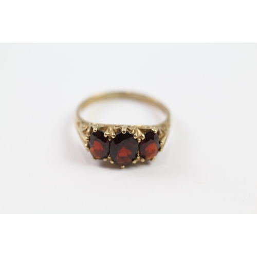 120 - 9ct gold garnet three stone ring (2.6g) Size  N