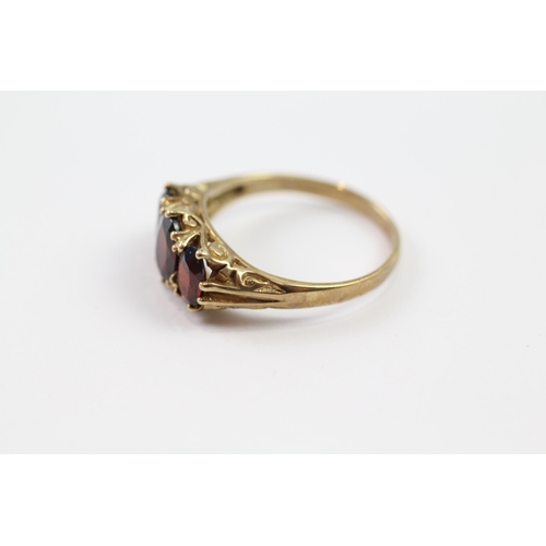 120 - 9ct gold garnet three stone ring (2.6g) Size  N