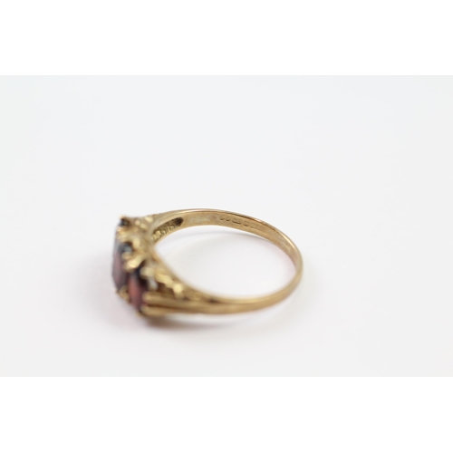 120 - 9ct gold garnet three stone ring (2.6g) Size  N