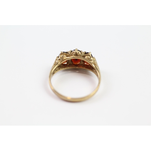 120 - 9ct gold garnet three stone ring (2.6g) Size  N