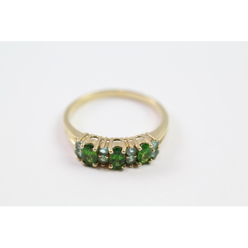 175 - 9ct gold diopside three stone ring with aquamarine spacers (2.5g) Size  R